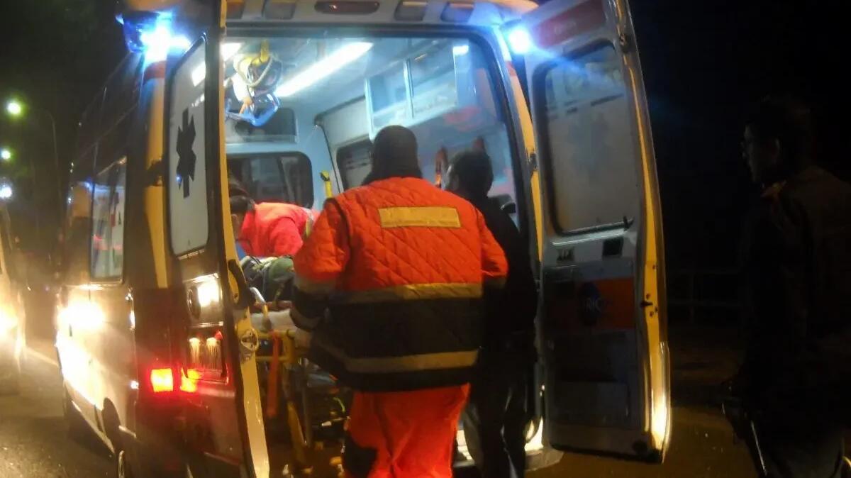 Si accascia a terra durante una passeggiata, i passanti chiamano i soccorsi: muore sul colpo - 