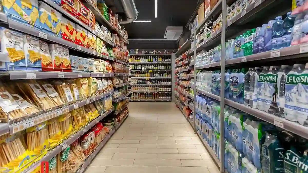 Tenta il furto al supermercato e aggredisce il vigilante: arresto con obbligo di firma per un 18enne -