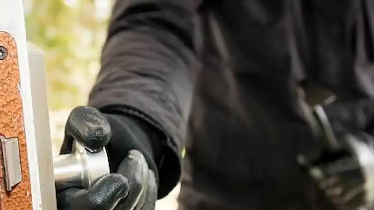 Furto-lampo nel cuore di Udine: bottino da 30mila euro tra Rolex, Patek Philippe e monete antiche -