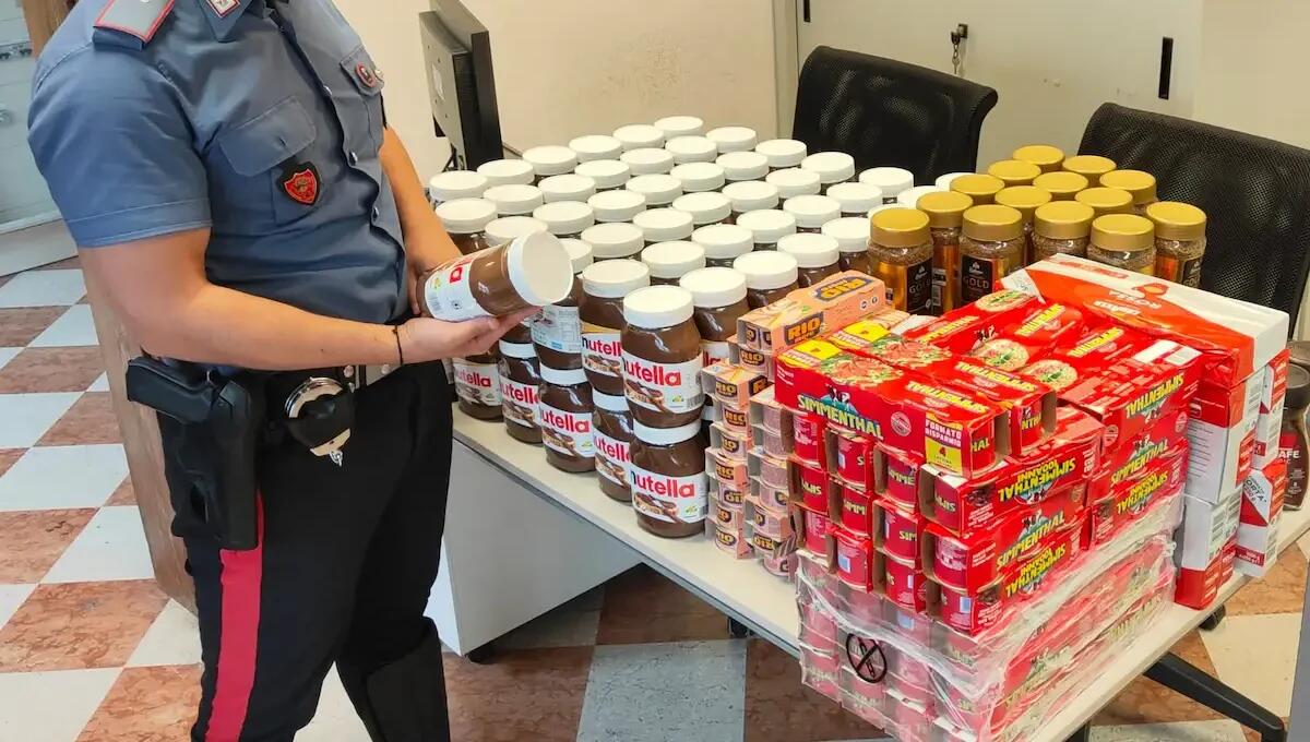 Fanno il pieno di Nutella, scatolame e caffè alla Lidl senza pagare: denunciati due georgiani -