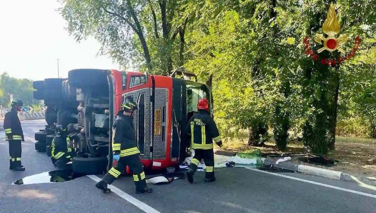 Mezzo pesante si ribalta a Marghera: autista ferito estratto dalla cabina - 