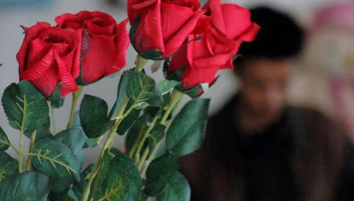 Venditore ambulante di fiori stangato dalla Polizia Locale: maxi-sanzione da 5000 euro - 