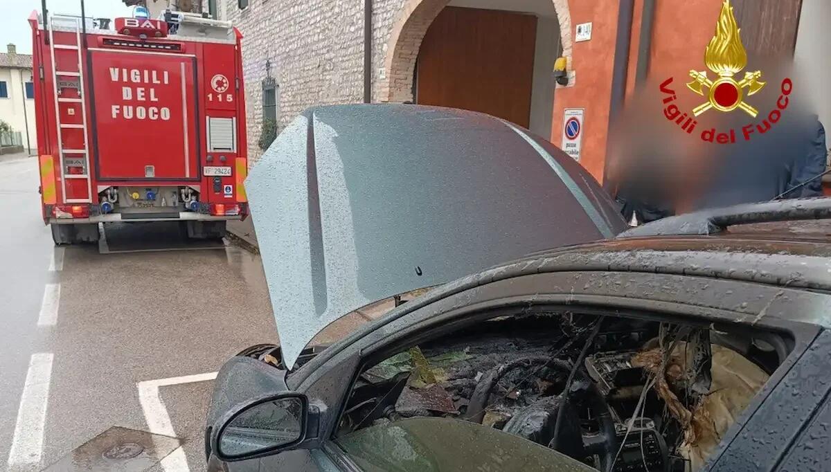 Auto a fuoco: la conducente si ustiona mentre tenta di spegnere le fiamme con dei secchi d'acqua -
