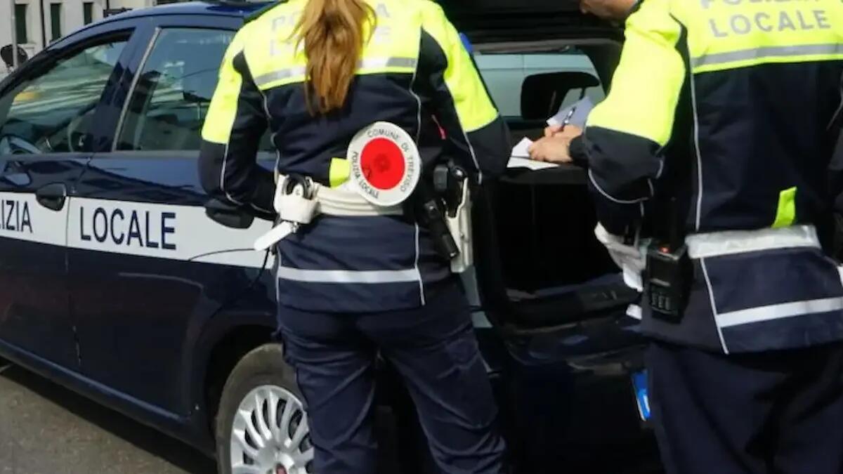 Scontro tra due auto vicino all'ospedale San Camillo, una finisce contro un palo: illesi i due conducenti - 