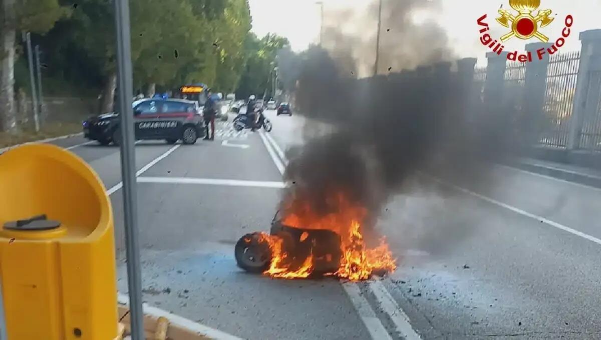 Scooter prende fuoco durante la marcia su viale Miramare: madre e figlio scendono appena in tempo - 