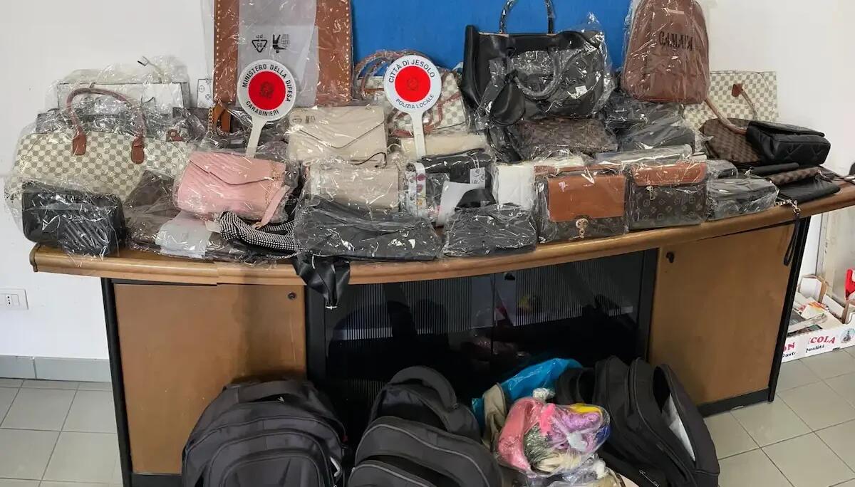 Commercio abusivo, controlli extra su spiaggia, veicoli e bus: sequestrati 200 oggetti irregolari - 