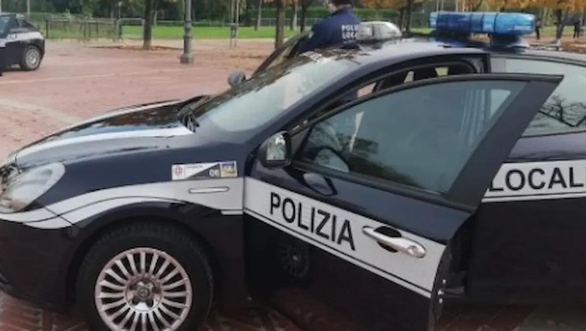 Sorpasso azzardato in moto, tamponamento con un'auto e la fuga: centauri rintracciati e sanzionati - 