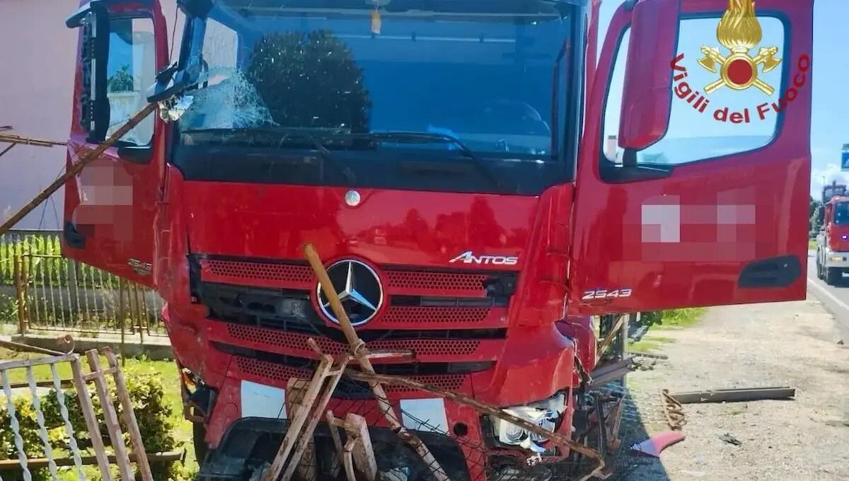 Malore improvviso alla guida: camion finisce contro una staccionata, grave l'autista - 