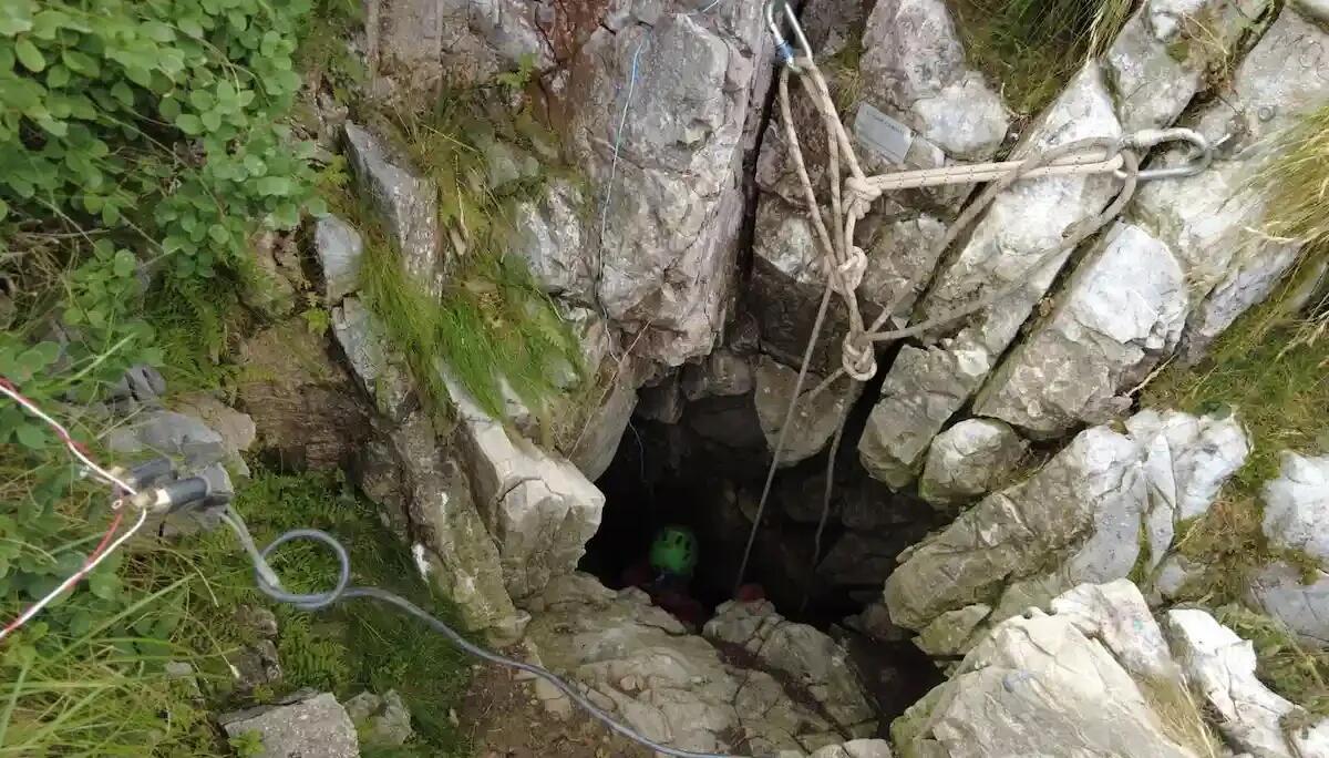 Speleologo bloccato nell'Abisso Paperino a 40 metri di profondità: chiamati anche i soccorritori trentini - 