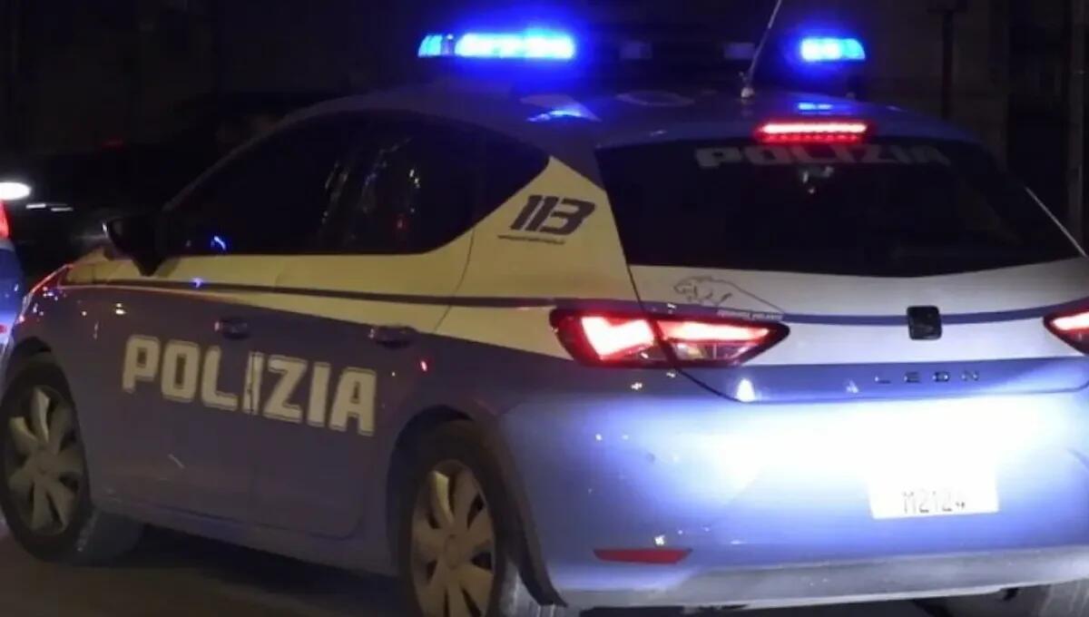 Due minorenni a bordo di un’auto rubata, inseguimento notturno della Polizia: si schiantano -