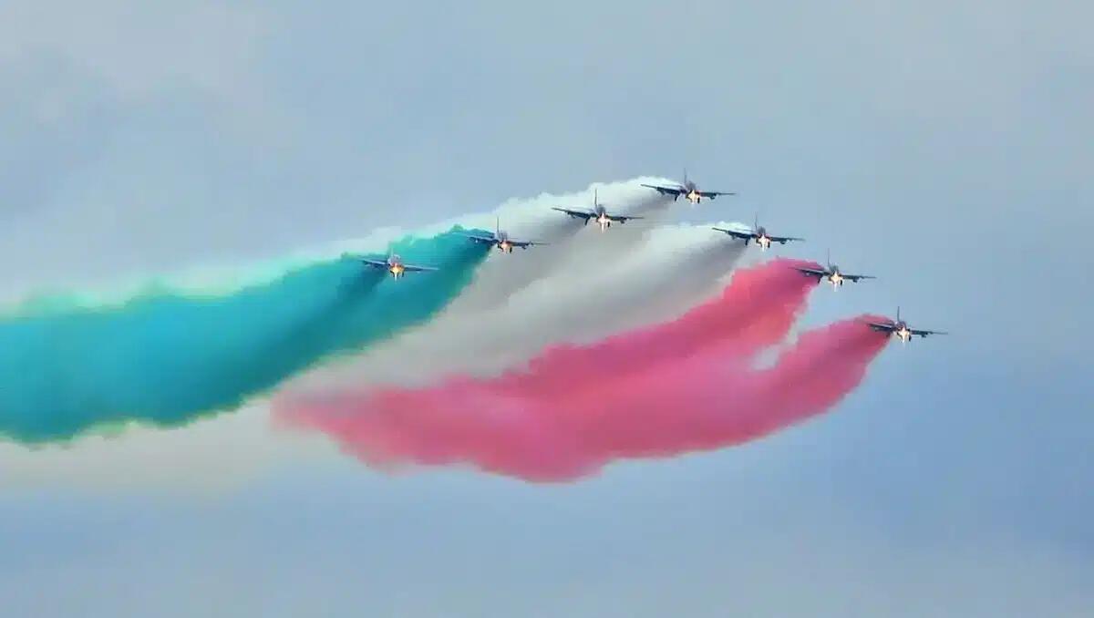 I volteggi delle Frecce Tricolori incantano la spiaggia di Lignano: successo per l’Air Show | FOTO -