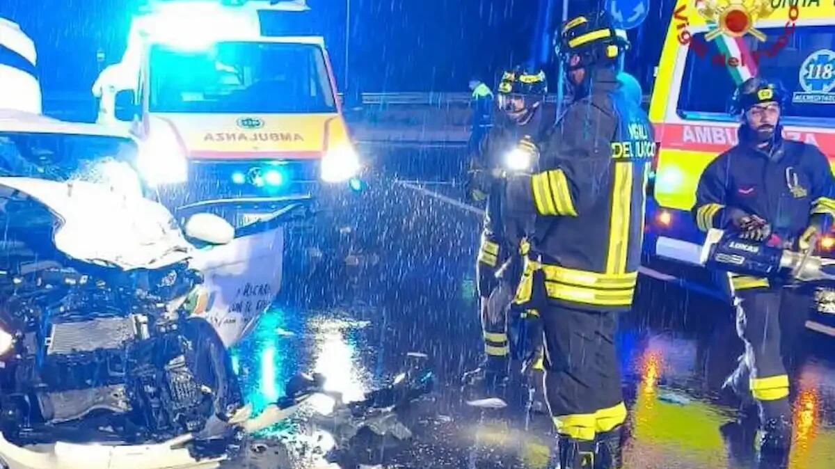 Pioggia e scarsa visibilità, due auto si scontrano nella notte: conducente rimane bloccato tra le lamiere - 
