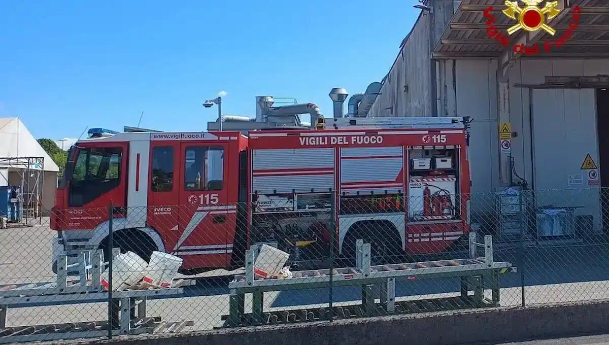 Fiamme nel reparto verniciatura di un'azienda: fumo invade l'intera struttura, cinque intossicati -
