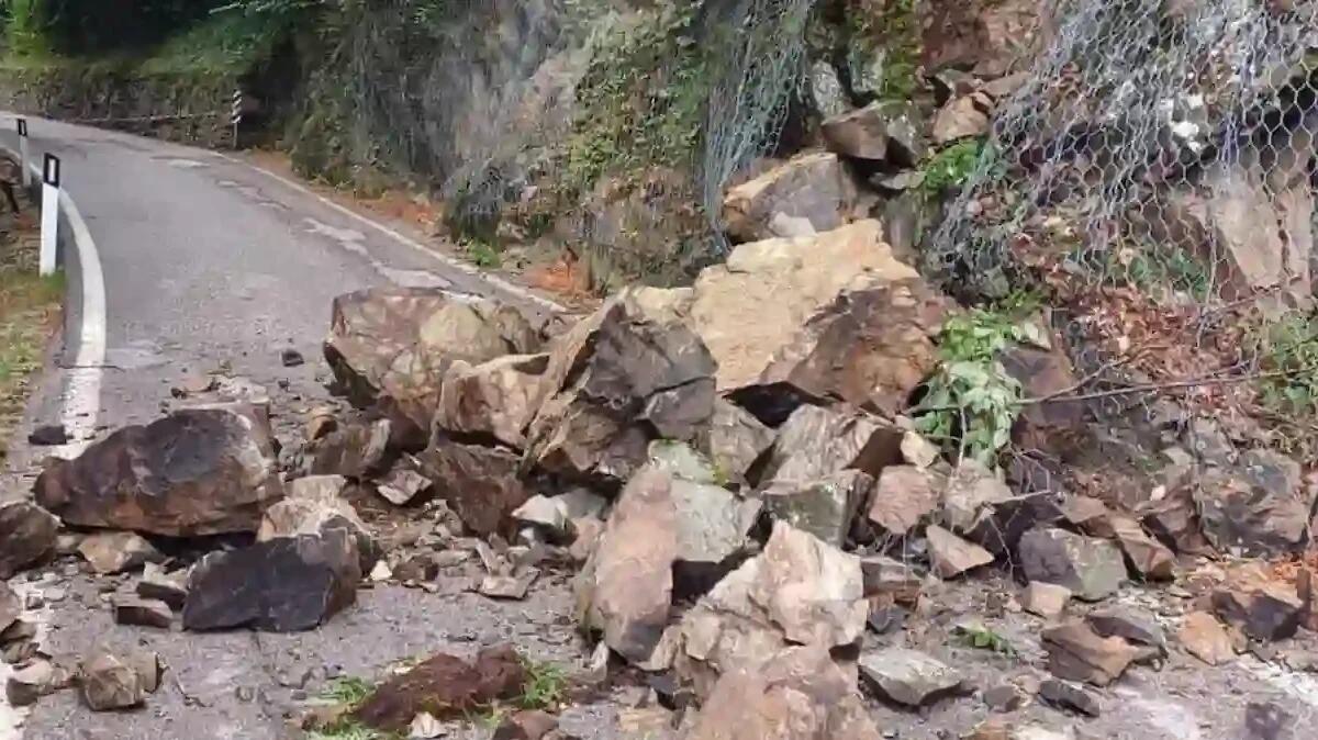 Le intense piogge provocano una frana in Valsugana, chiusa la provinciale 12: traffico deviato - 