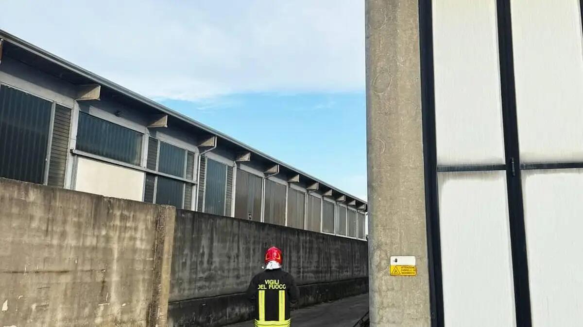 Fiamme sul tetto, principio d’incendio in azienda: struttura salvata dai Vigili del fuoco - 