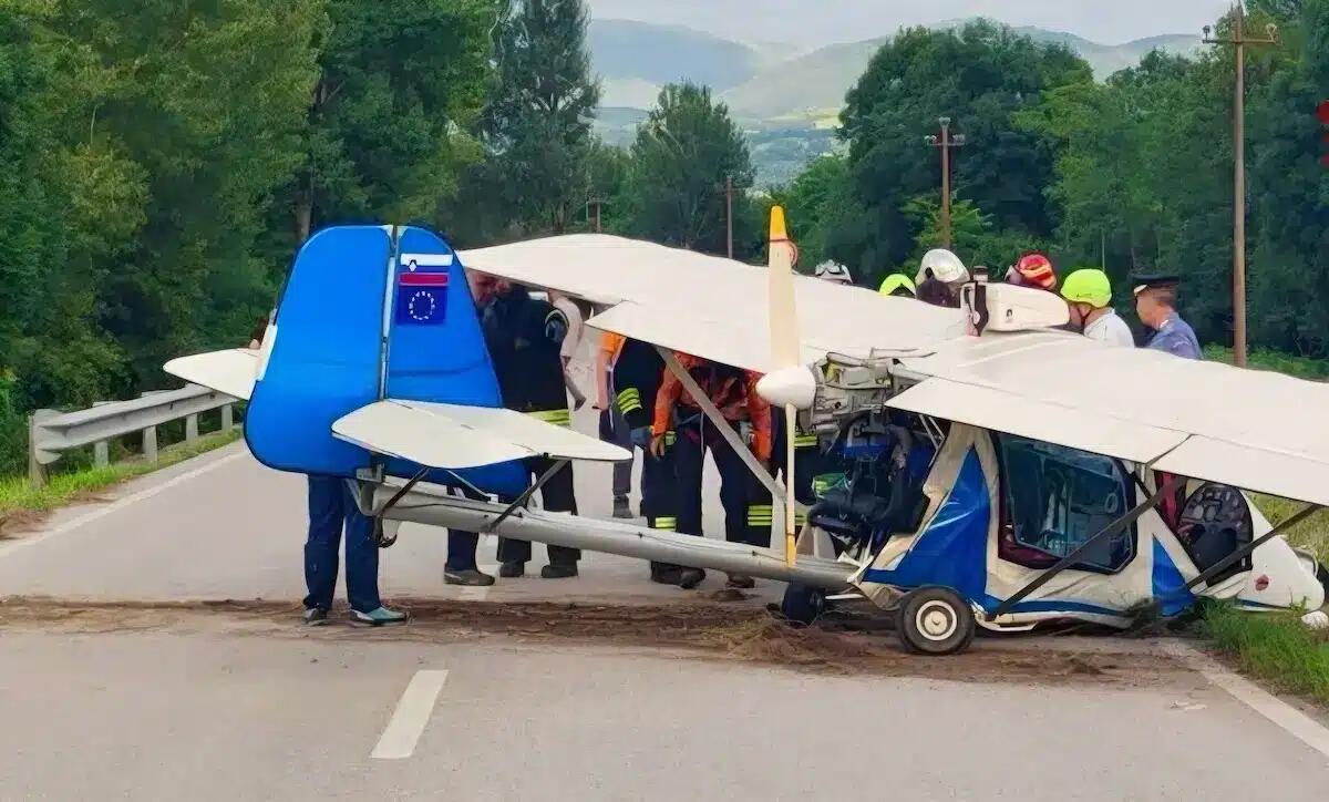 Ultraleggero precipita e si schianta in strada: tragedia sfiorata. Ferito il pilota -