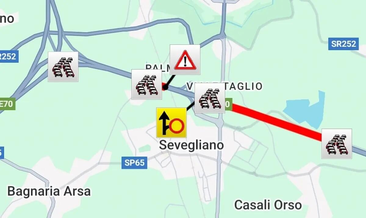 Giornata nera sull'A4, camion in fiamme: code e uscita obbligatoria a Palmanova - 