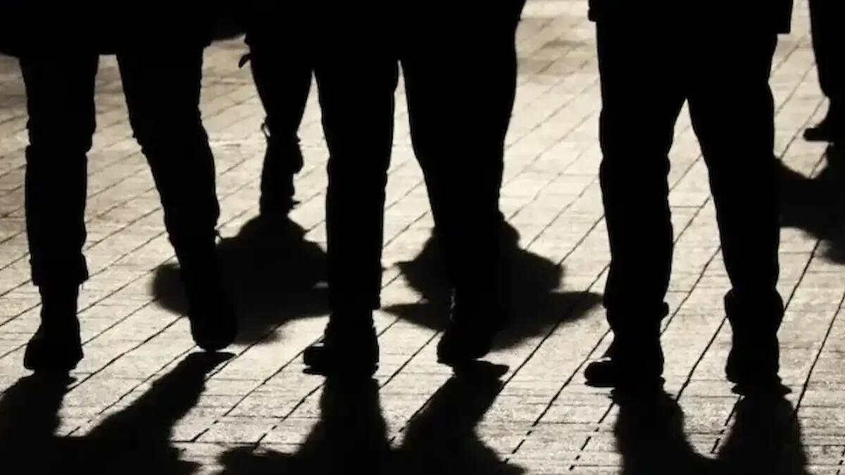 Rifiuta di offrire una sigaretta e viene accerchiato: baby-gang frattura l'orbita a un 15enne - 