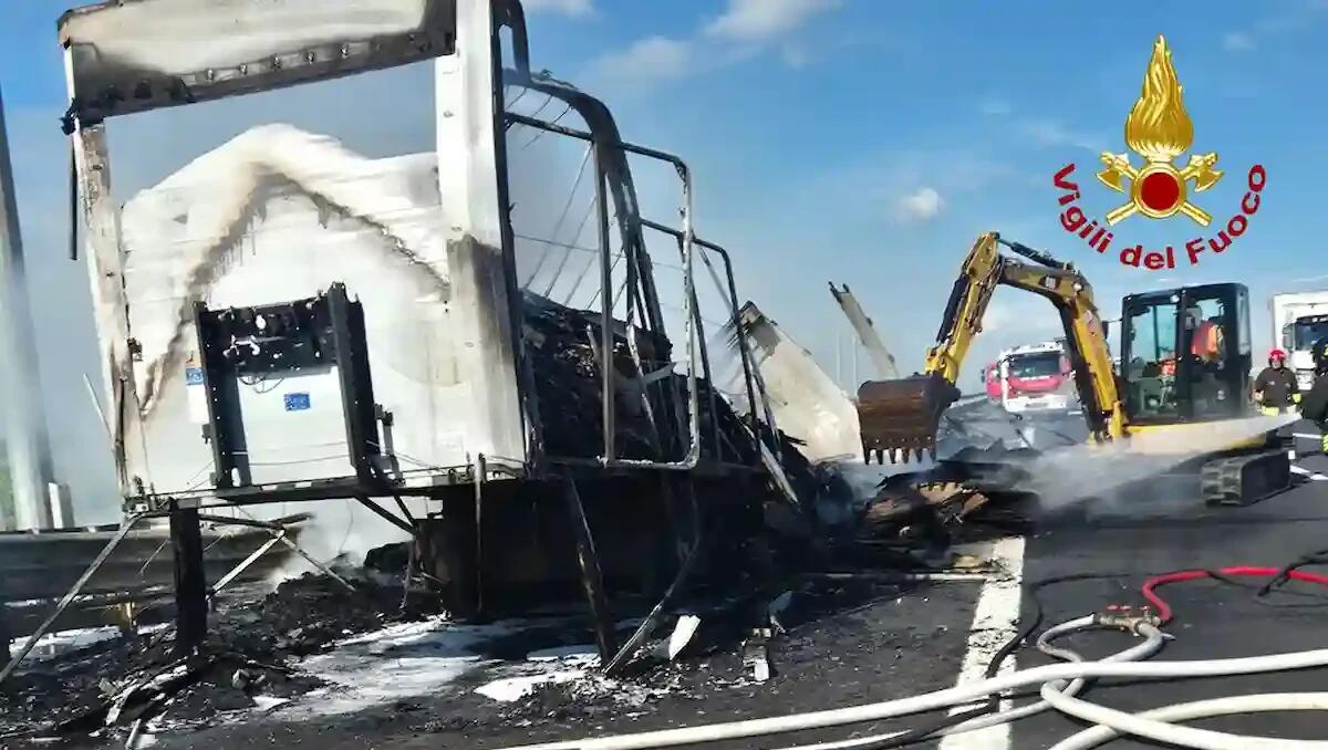 Fiamme sull’autostrada A4, un autoarticolato prende fuoco: traffico limitato a una corsia - 