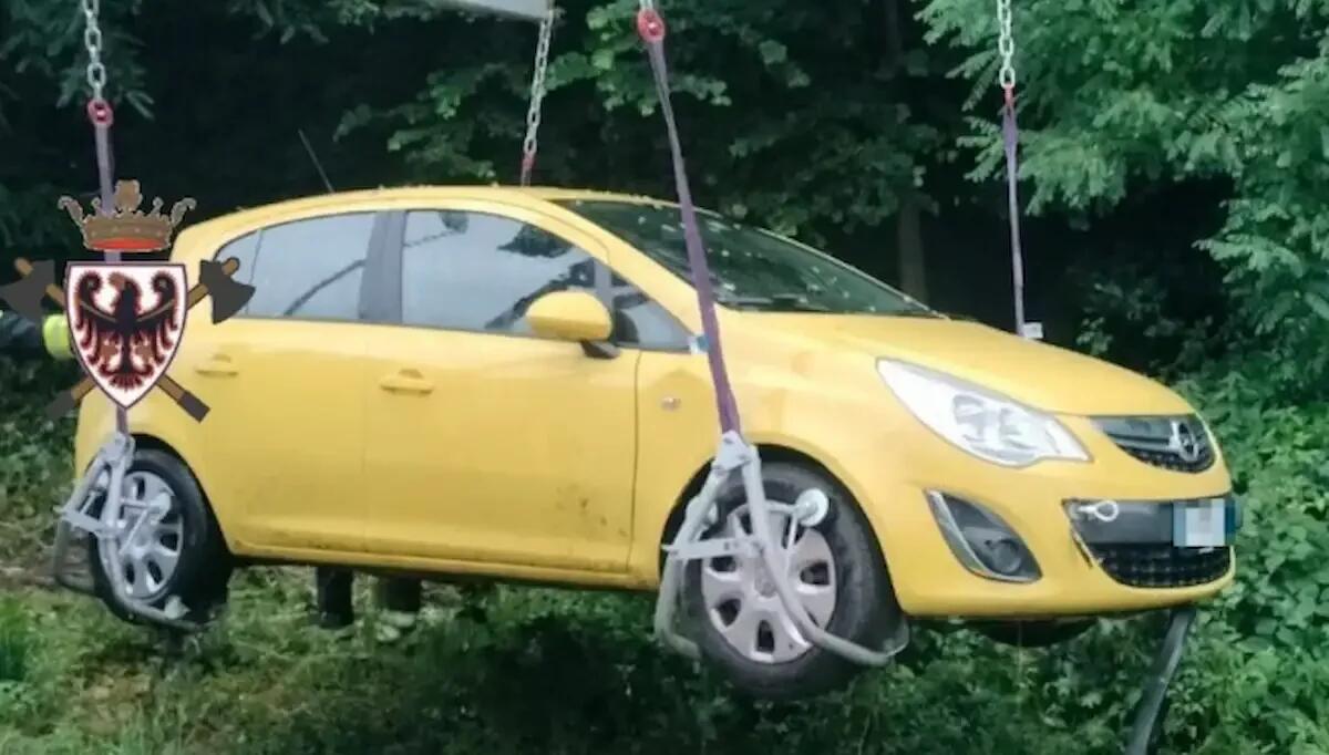 Esce di strada e finisce con l'auto nel fossato: veicolo recuperato col braccio meccanico - 