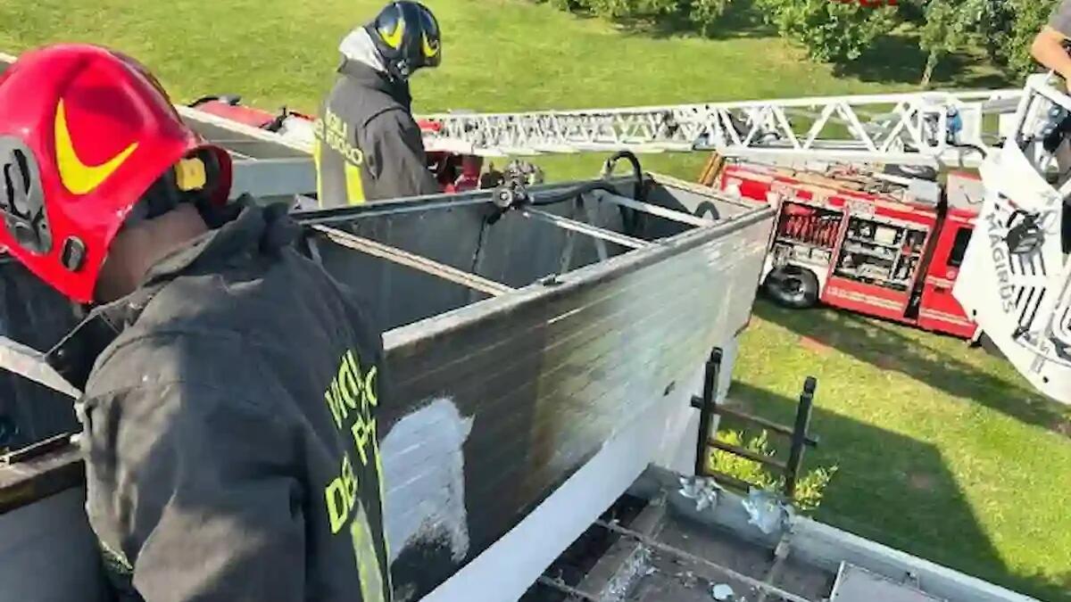Prima il denso fumo, poi le fiamme: rogo in un impianto fotovoltaico - 