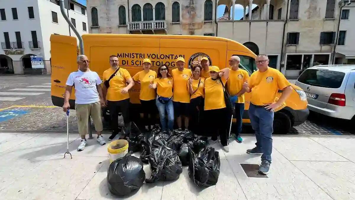 Volontari in azione a Castelfranco Veneto: raccolta rifiuti e rinascita del centro storico - 