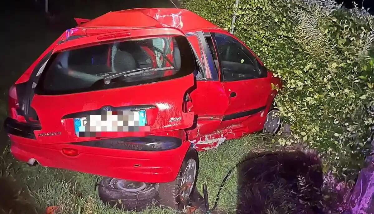 Sbanda con l'auto e finisce nel fosso: 24enne elitrasportato in ospedale, è in condizioni disperate - 
