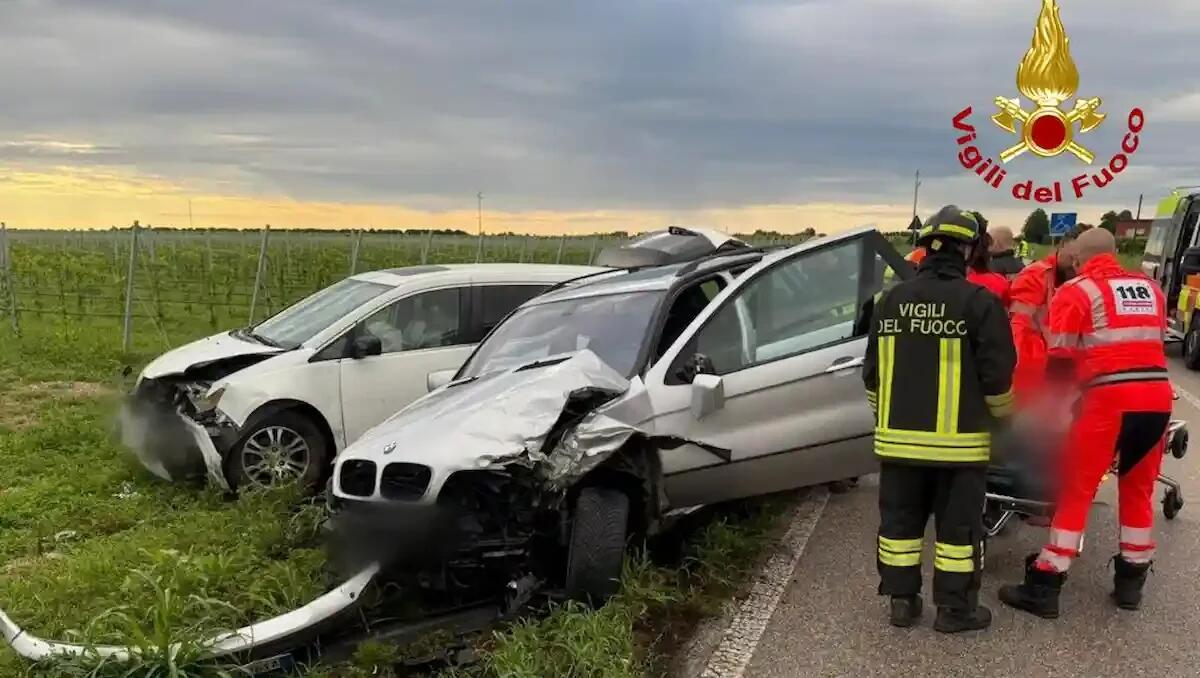 Frontale sulla SP31, tre auto coinvolte: il bilancio è di 5 feriti tra cui un minore -