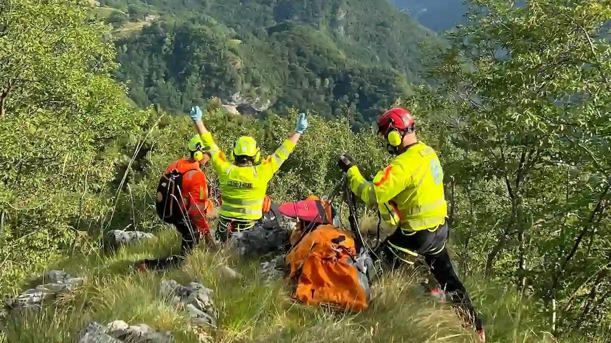 Cade nel bosco durante un'escursione, precipita per 15 metri: grave un 76enne - 