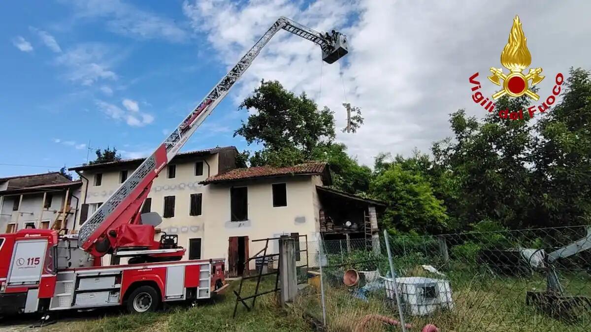 Maltempo in Friuli, albero di 30 metri cade su un tetto: gli aggiornamenti sull'emergenza in regione -
