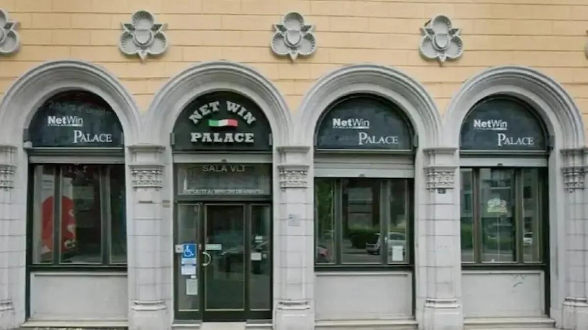 Tentato furto alla sala slot, la titolare blocca la ladra con il bottino di 1.500 euro: preso anche il complice - 