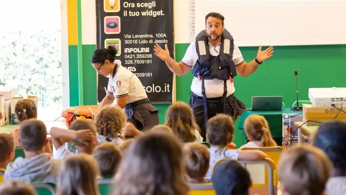 Jesolo, la Guardia Costiere a la Giocolonia per insegnare ai più piccoli la sicurezza in spiaggia - 