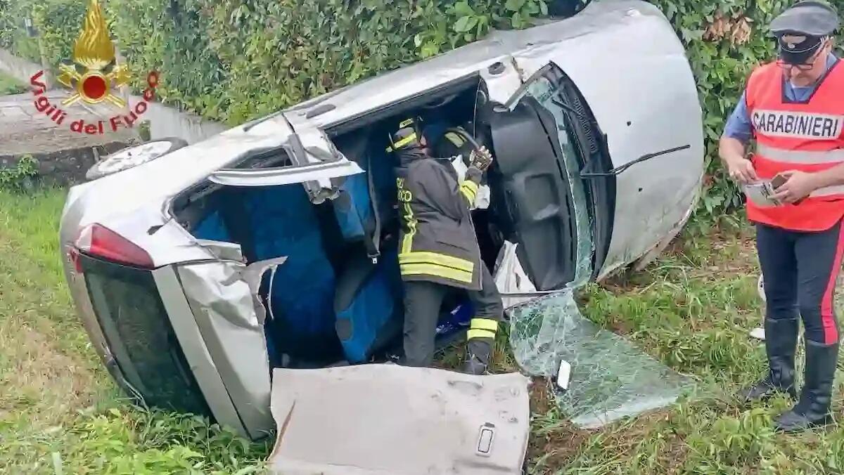 Paura sulla SS14, conducente perde il controllo dell'auto: si ribalta e finisce in un fossato - 