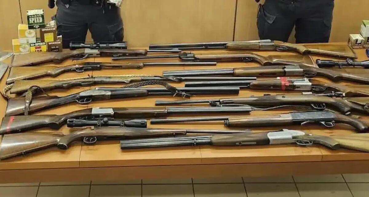 Minaccia due donne col fucile in pieno centro, poi apre il fuoco contro i Finanzieri: arrestato - 