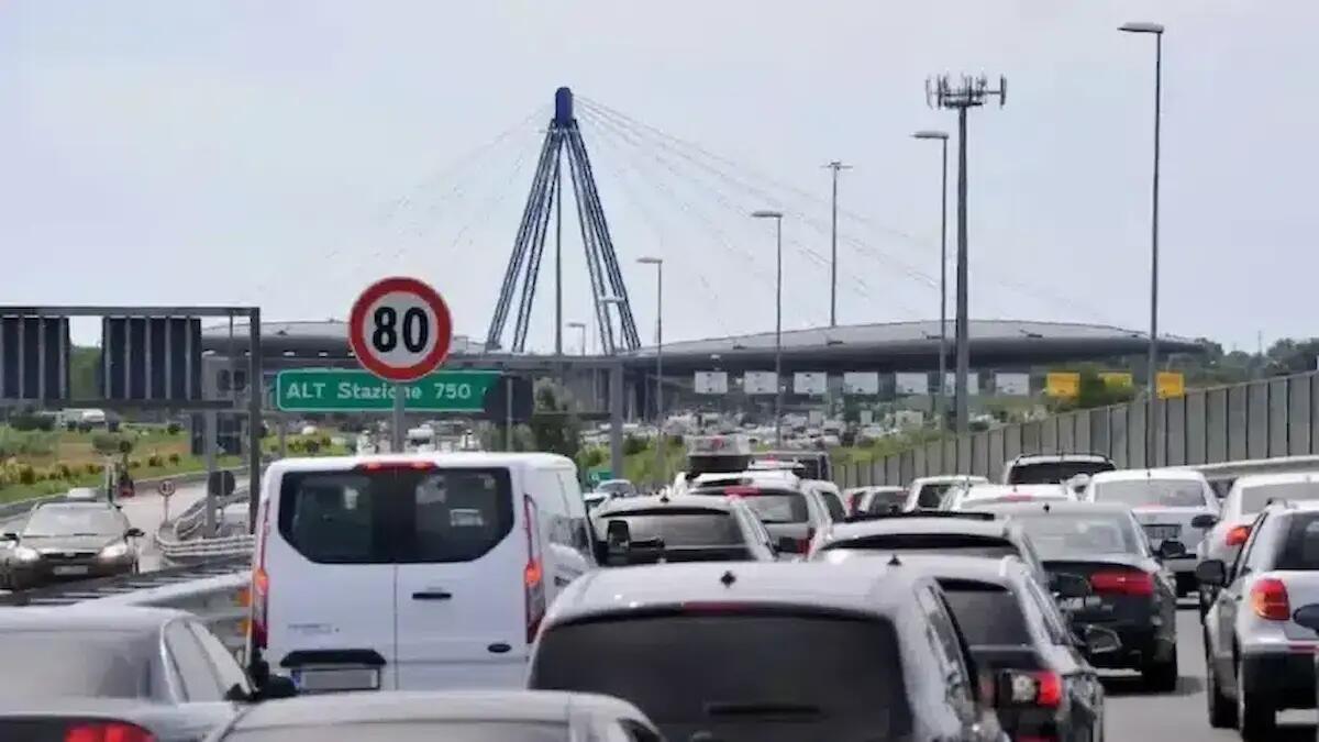 Scoppia uno pneumatico sull'A4: furgone con un'intera famiglia si ribalta, feriti anche due bambini - 