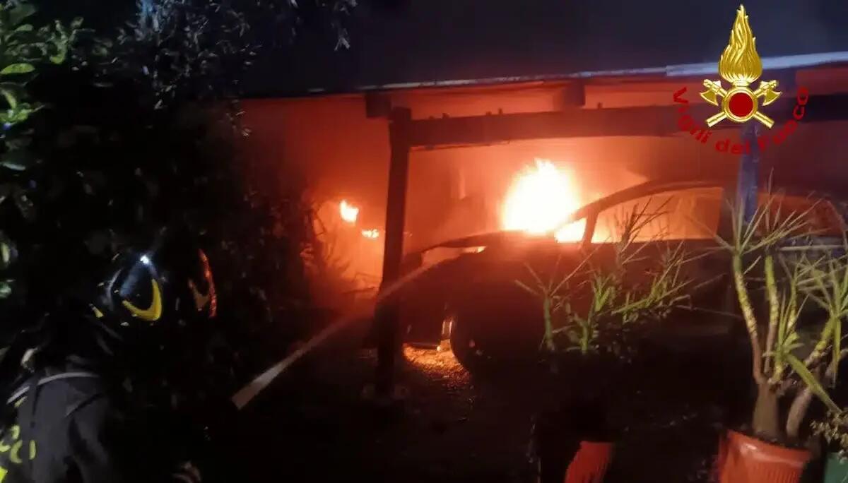 Divampano le fiamme sotto una tettoia nella notte: distrutte due auto e una moto -