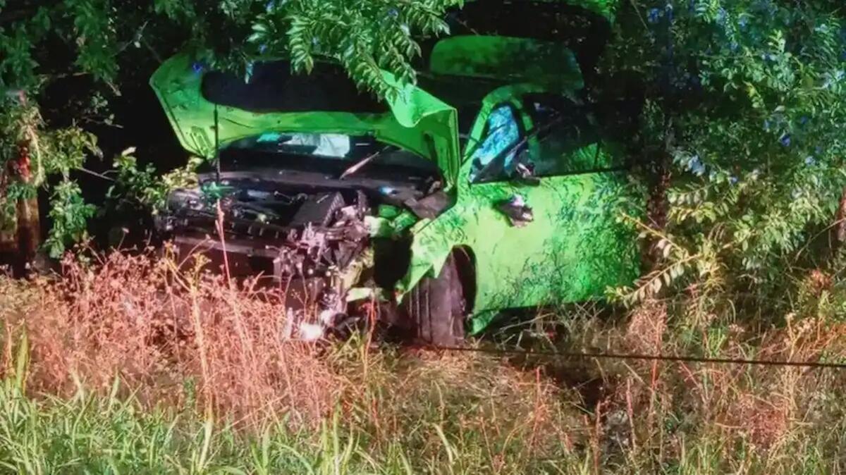 Auto perde aderenza in rotonda e finisce cappottata fuori strada: liberate due ragazze -