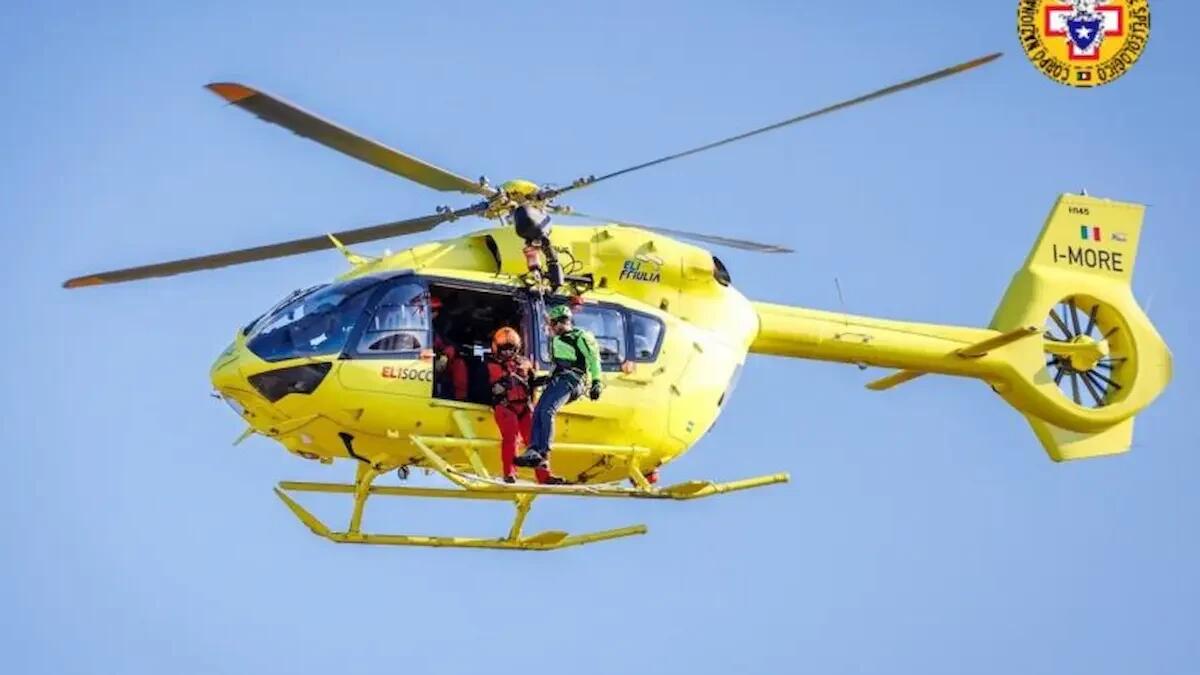 Tre operazioni di soccorso sulle montagne friulane: parapendista bloccato, disperso e coppia in difficoltà - 