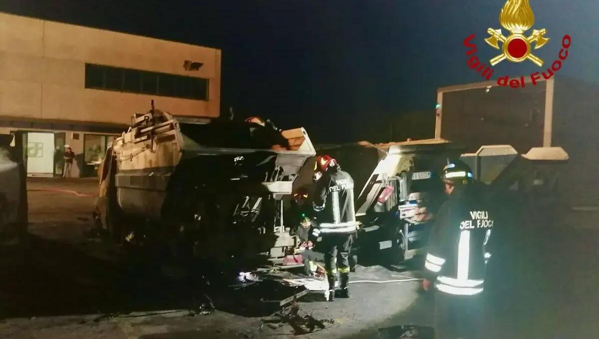Maxi rogo all’ecocentro di Merlara, in fumo sette mezzi della nettezza urbana: indagini in corso - 
