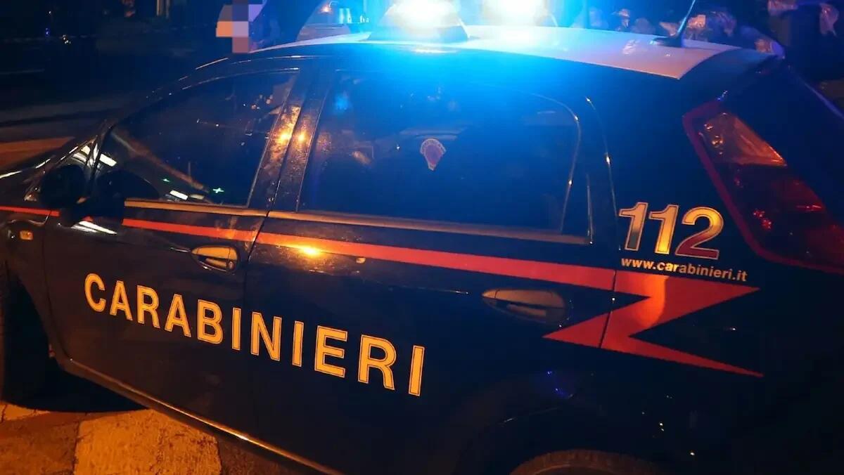 Una serata di festa si trasforma in una violenta rissa: protagonisti un 20enne e suo padre - 