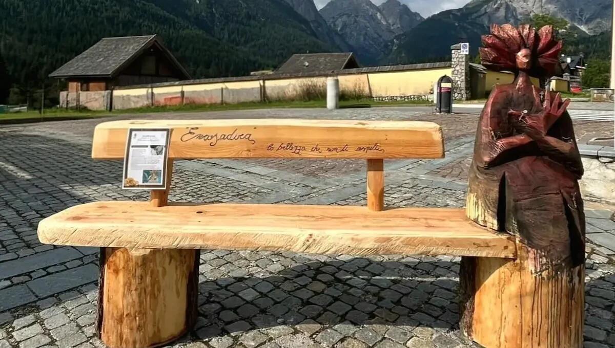A Sappada la bellezza scolpita nel legno: le "panchine artistiche" incantano il pubblico -