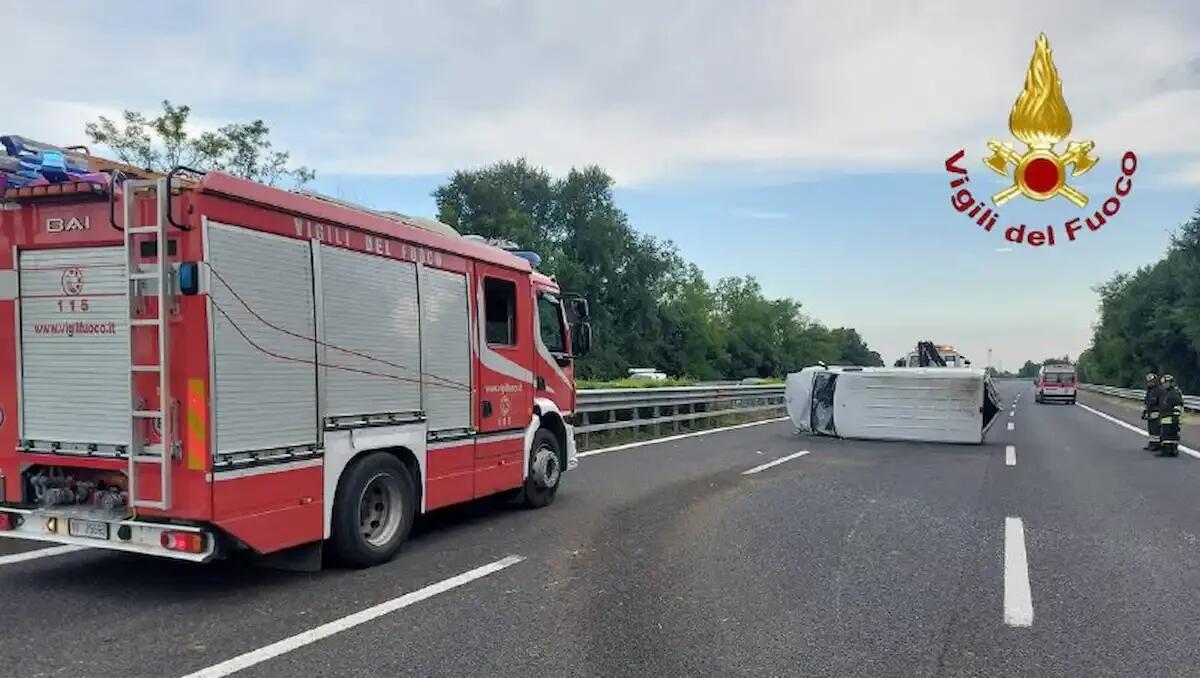 Furgone si ribalta in A27: tutti e sei gli occupanti in ospedale - 