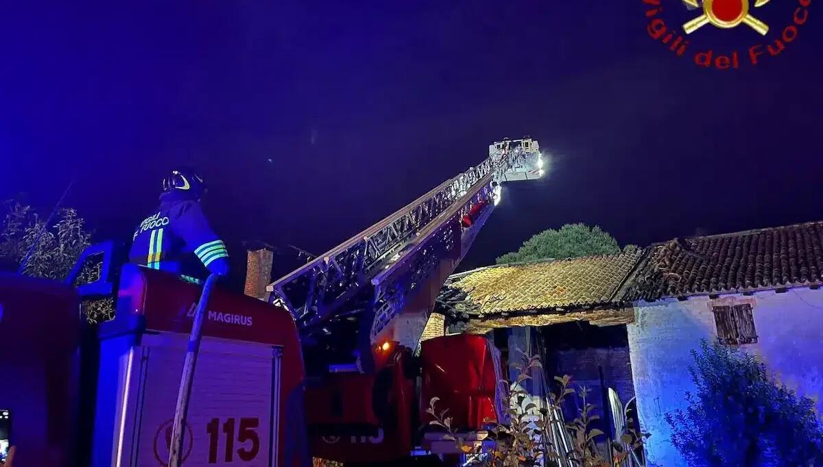 Fienile a fuoco, le fiamme minacciano la casa adiacente: pompieri al lavoro fino a notte fonda - 