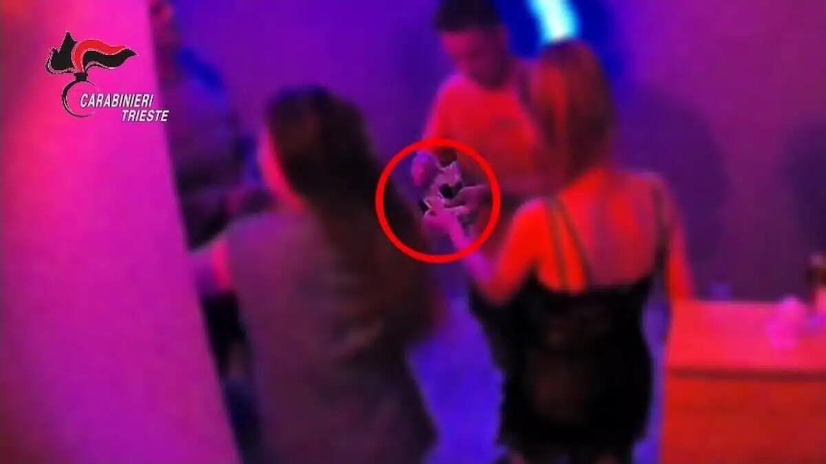 Trieste, scoperto centro massaggi a luci rosse: offriva prestazioni sessuali a pagamento -