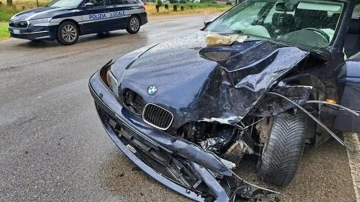 Frontale tra Bmw e Mercedes: 22enne invade la corsia opposta e si schianta contro un 60enne - 