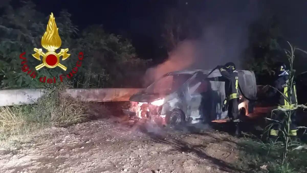 Furgone prende fuoco nella notte: veicolo distrutto, il conducente scende poco prima delle fiamme - 