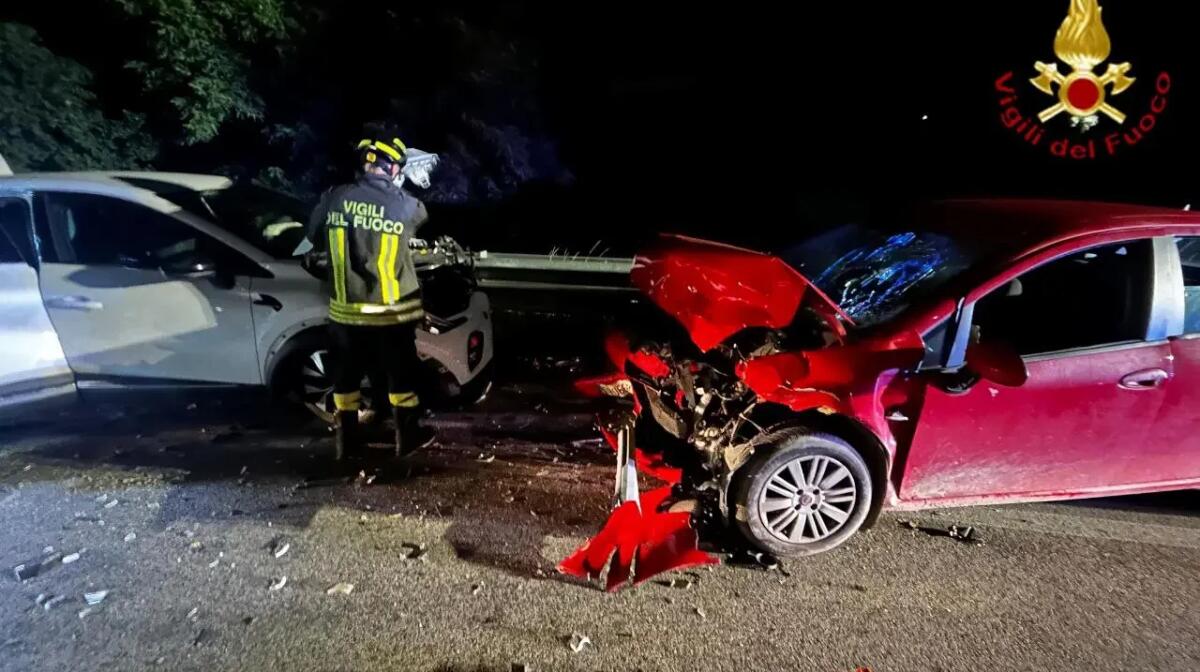 Violento frontale tra due auto all’alba: due feriti, uno è grave - 