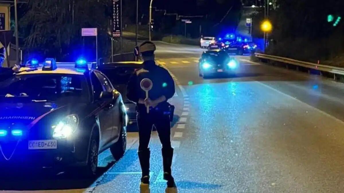 Ubriaco al volante rischia di investire i soccorritori impegnati in un sinistro: denunciato 43enne - 