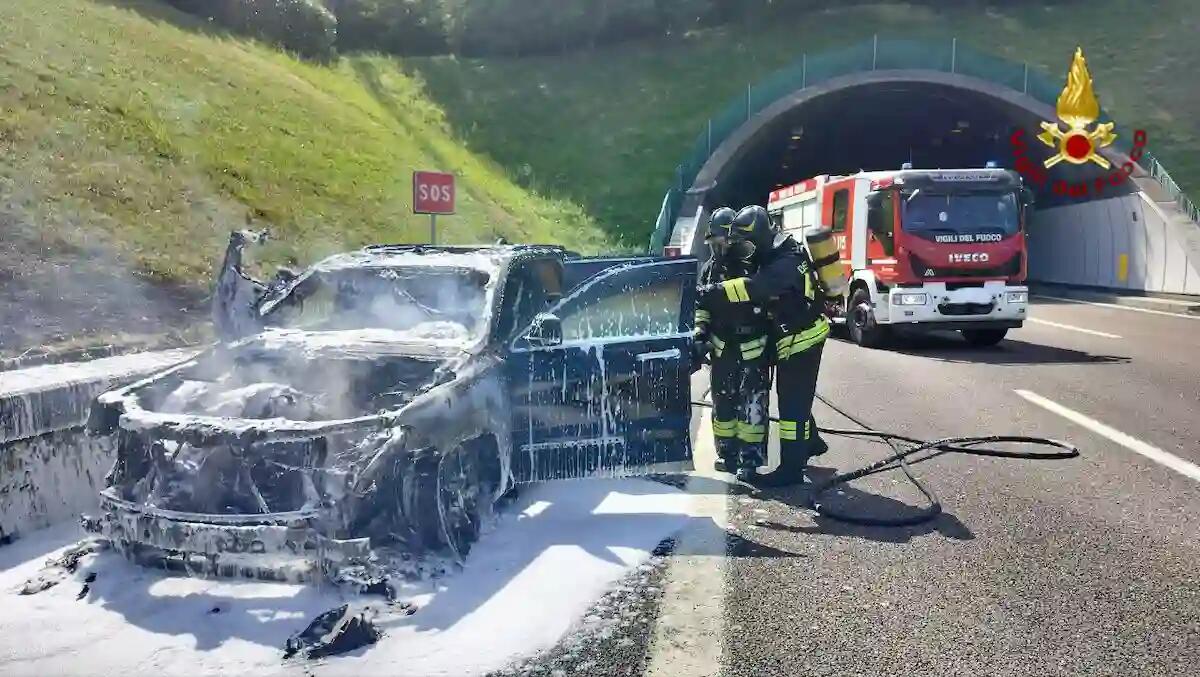 Paura lungo l'autostrada A4, auto improvvisamente a fuoco. In salvo il conducente  - VIDEO - 