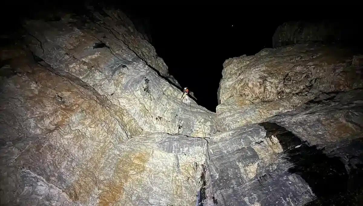 Si incastrano le corde durante la discesa: due scalatori bloccati in parete di notte - 